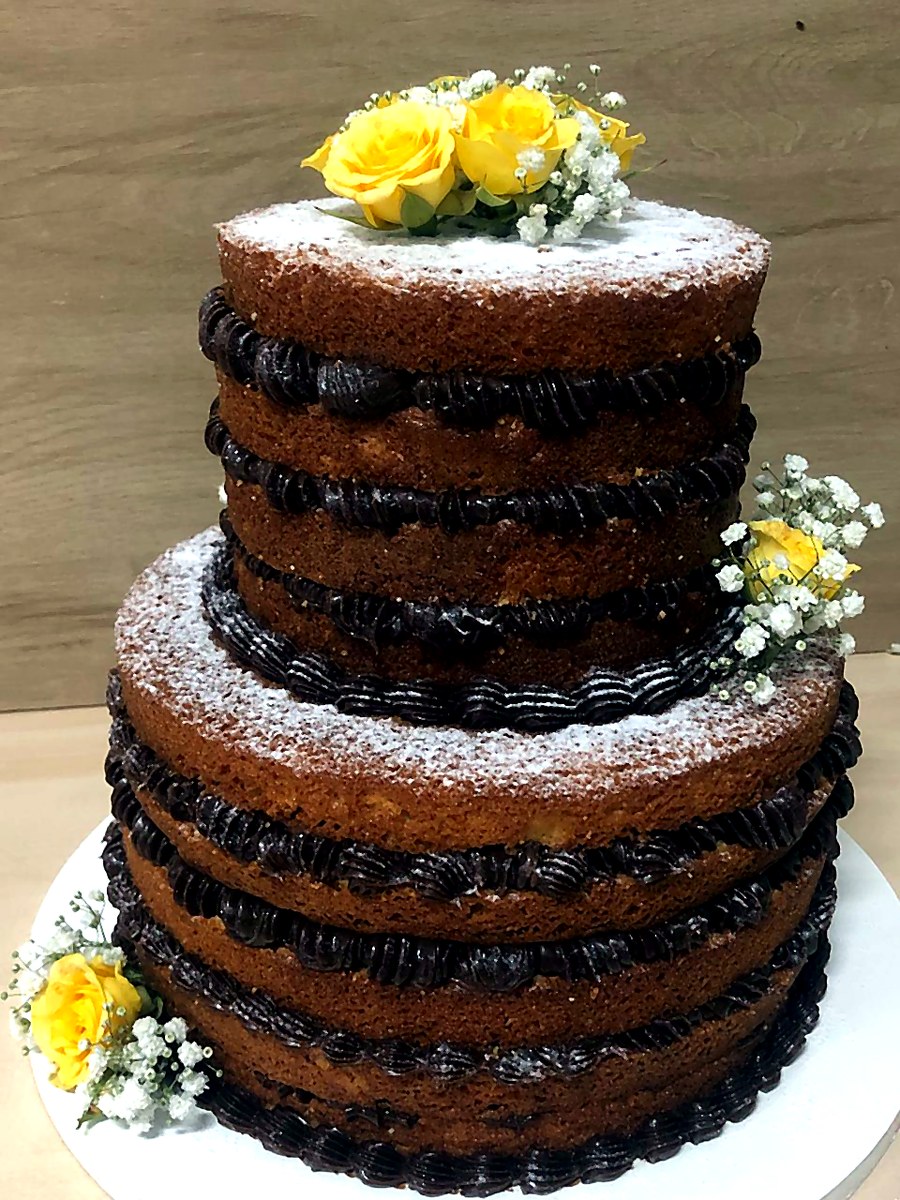 Bolo de casamento de dois andares estilo naked com rosas amarelas em Osasco